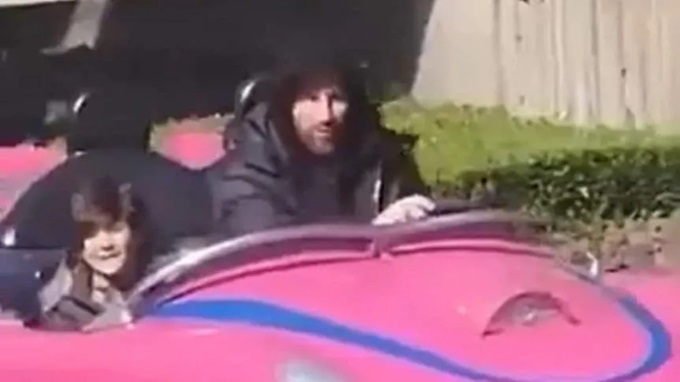 Messi lái xe màu hồng chở con trai út Ciro (hình ảnh cắt ra từ video)