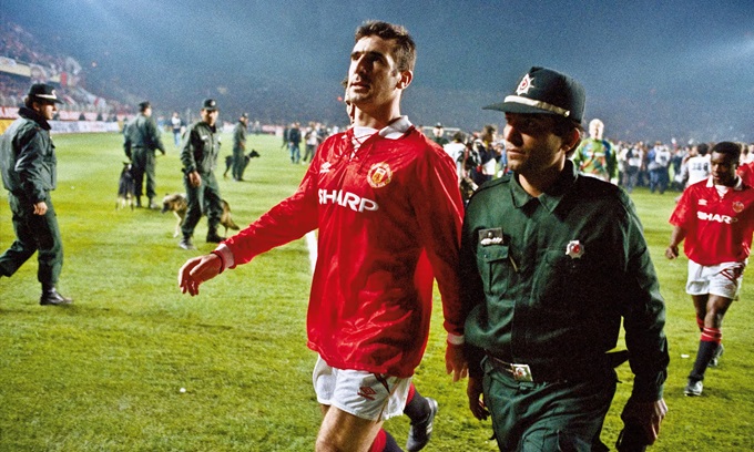Eric Cantona được cảnh sát hộ tống rời sân trong trận đấu vào tháng 11/1993.