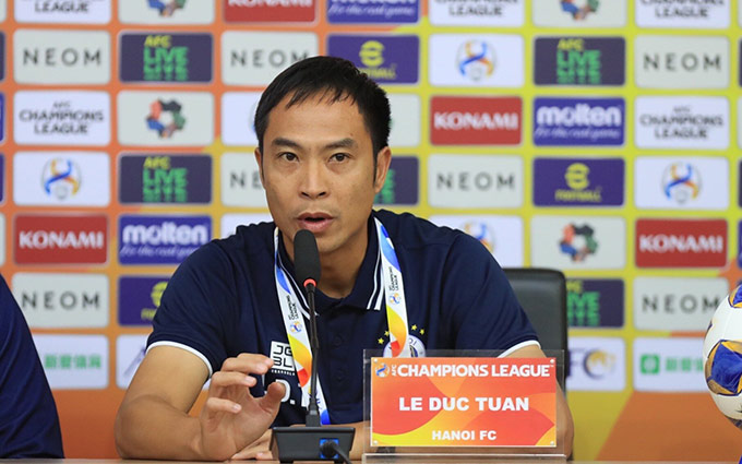 HLV Lê Đức Tuấn chia sẻ với báo giới trước trận đấu với Pohang Steelers - Ảnh: CLB Hà Nội