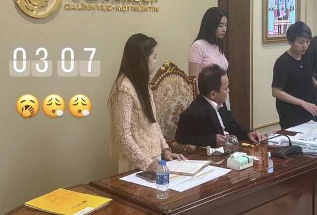Bà xã Hoa hậu của Chủ tịch CLB Hà Nội Đỗ Vinh Quang thức đến sáng hỗ trợ công việc kinh doanh nhà chồng - Ảnh: FBNV 
