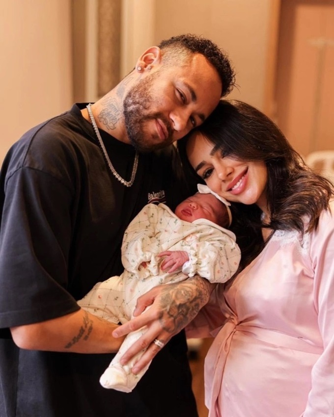 Neymar và bạn gái mới chào đón con đầu lòng vào tháng 10 vừa qua
