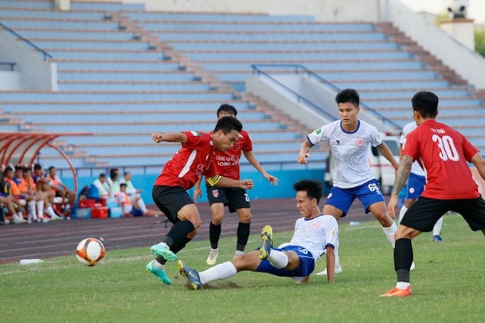 Long An (áo đỏ) đã có trận thắng ấn tượng trước Phú Thọ. Ảnh: VFF