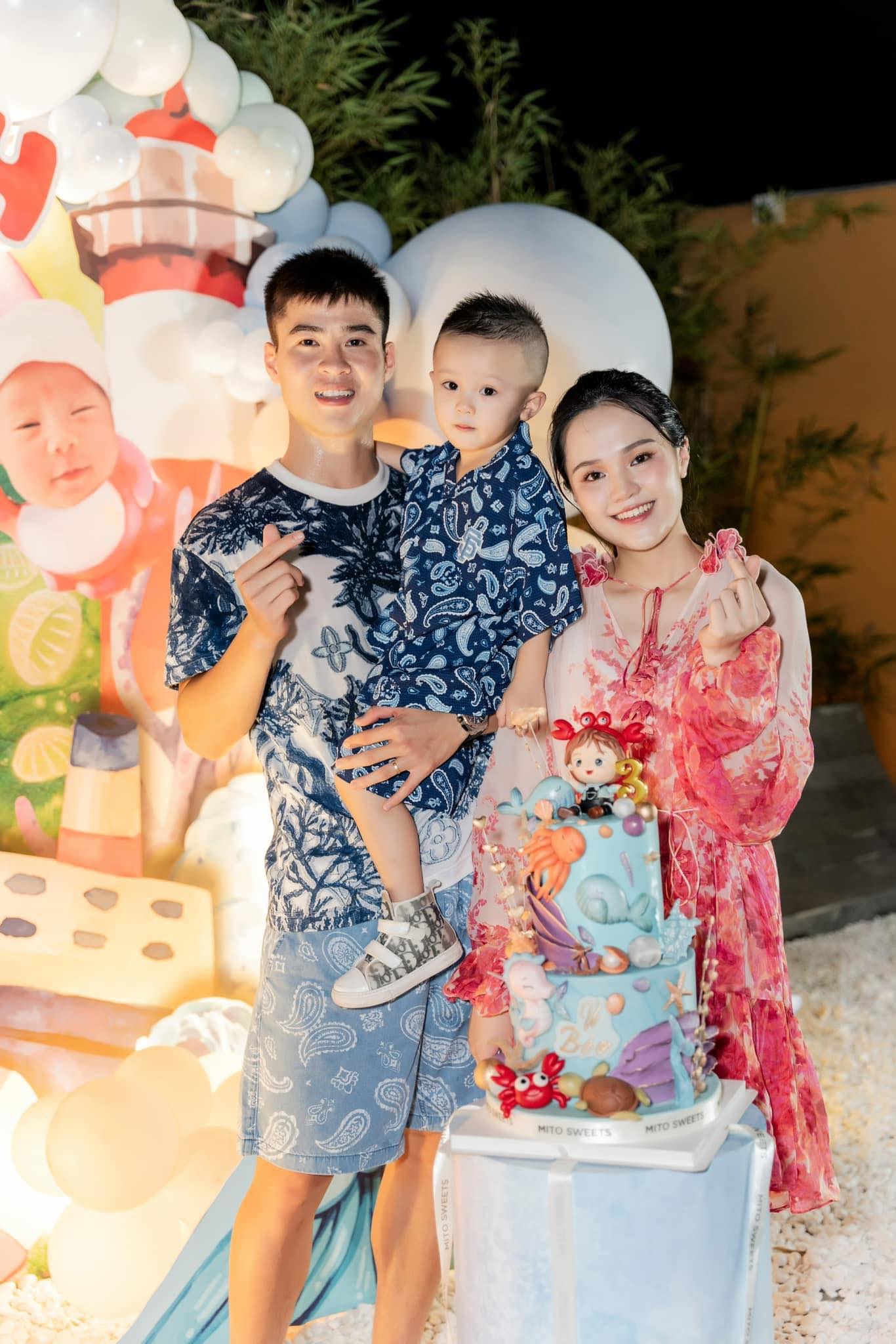 Gia đình hạnh phúc của Duy Mạnh và Quỳnh Anh 