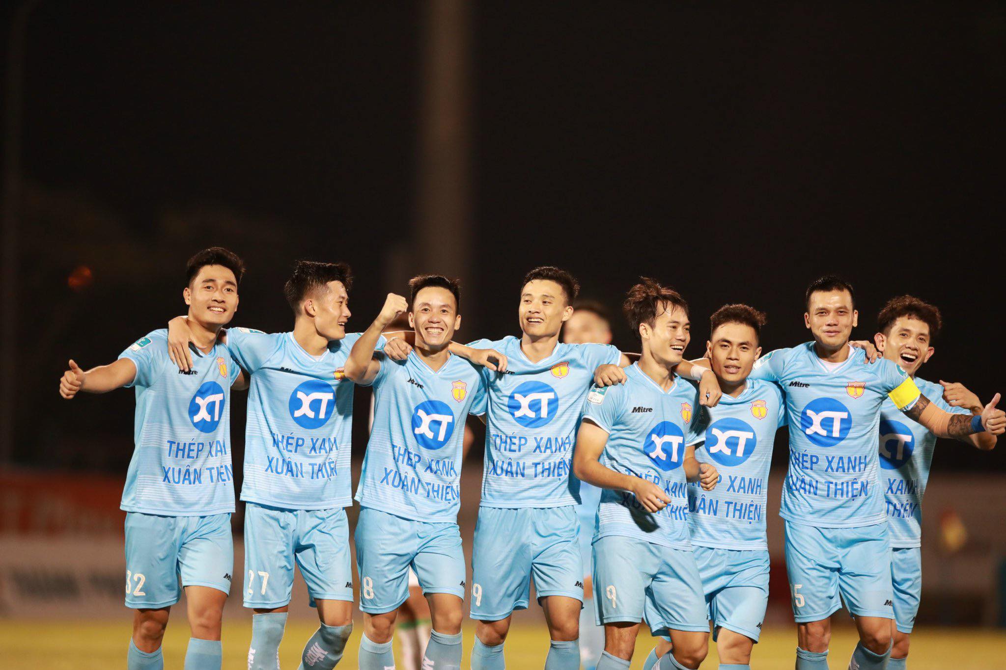 Nam Định đang dẫn đầu bảng xếp hạng V.League 2023/24. Ảnh: Đức Cường