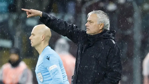 HLV Mourinho 'sấy tóc' học trò, điểm mặt tội đồ sau trận hòa của Roma