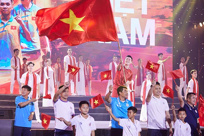 Duy Mạnh tái hiện khoảnh khắc cắm lá cờ ở Thường Châu, Trung Quốc giàu cảm xúc 