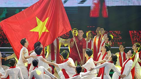 Duy Mạnh tái hiện khoảnh khắc cắm cờ tại Thường Châu trong ngày trọng đại của bầu Hiển