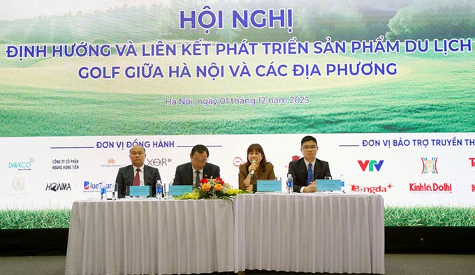 Các đại biểu trao đổi phương thức phát triển du lịch golf Hà Nội tại hội nghị. 