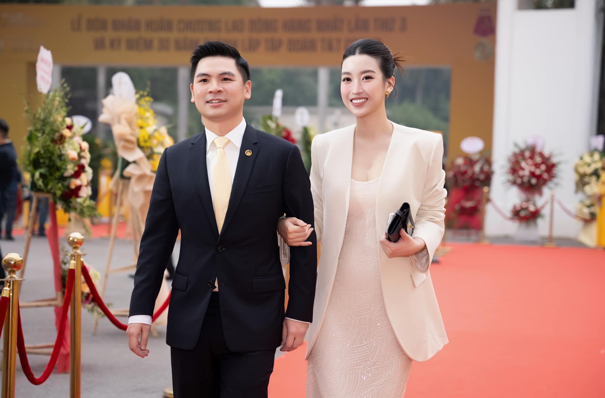 Hoa hậu Đỗ Mỹ Linh hộ tống Chồng chủ tịch CLB Hà Nội Đỗ Vinh Quang trong sự kiện quan trọng của gia đình