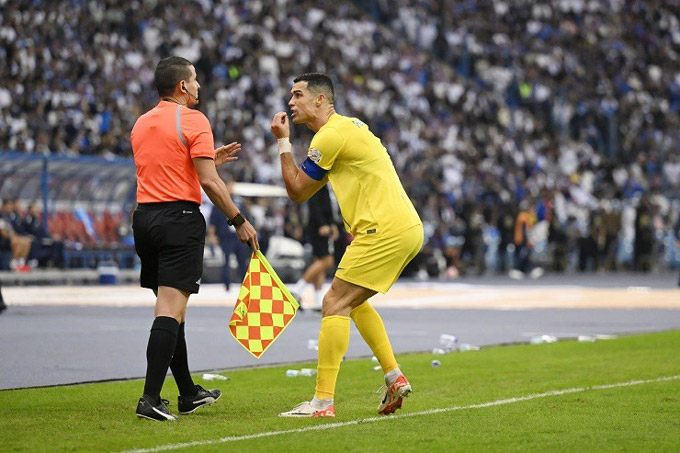 Ronaldo phân bua với trọng tài khi bị từ chối bàn thắng vì việt vị
