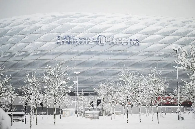 Sân Allianz Arena trong màn mưa tuyết