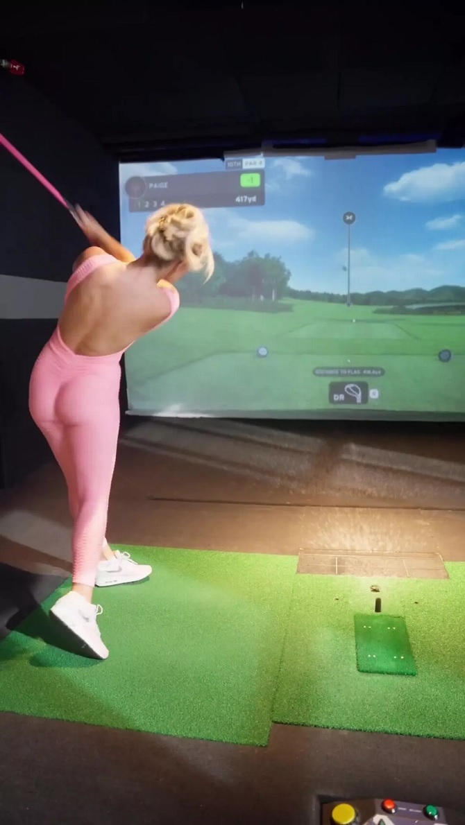Paige Spiranac quay video hướng dẫn đánh golf