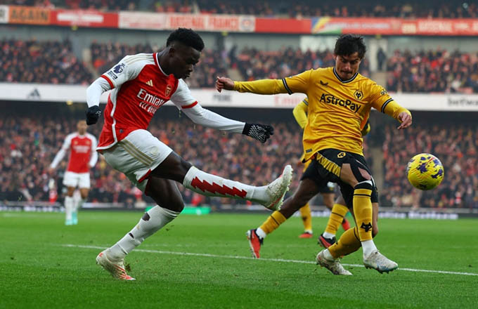 Saka ghi bàn mở tỷ số cho Arsenal ở trận thắng Wolves