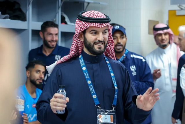 Fahd bin Nafel, chủ tịch của Al Hilal thưởng nóng cho cầu thủ