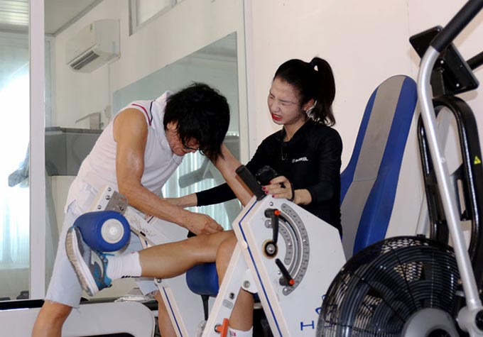 Trần Thị Duyên được bác sỹ Choi Ju Young hỗ trợ phục hồi chấn thương - Ảnh: Đức Cường
