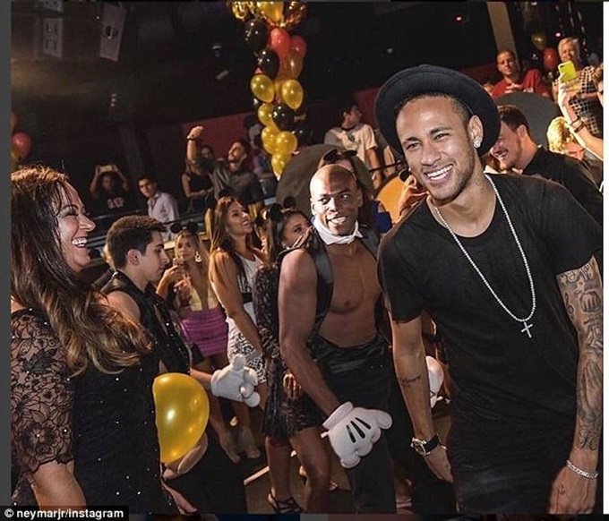Neymar là ông hoàng của những bữa tiệc xa hoa