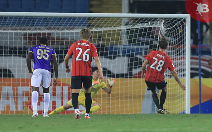 Thủ môn Văn Hoàng xuất sắc cản phá quả đá phạt đền của cầu thủ Urawa Red Diamonds 