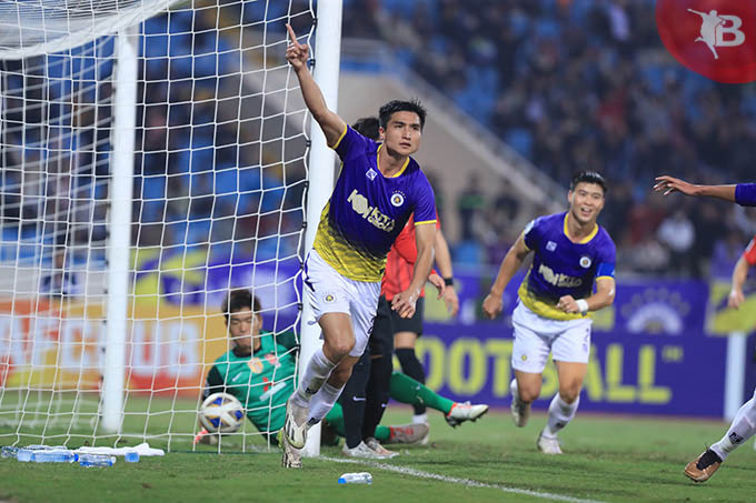 CLB Hà Nội vượt lên dẫn trước ở hiệp 2 với bàn mở tỷ số của Đào Văn Nam 