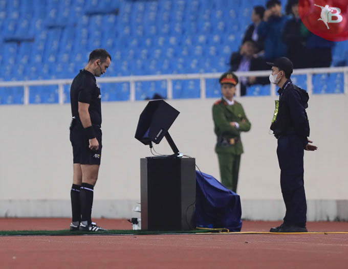 Tuy nhiên ở giai đoạn cuối trận, CLB Hà Nội được hưởng phạt đền. Trọng tài kiểm tra VAR để xác định pha phạm lỗi của cầu thủ Urawa Red Diamonds 