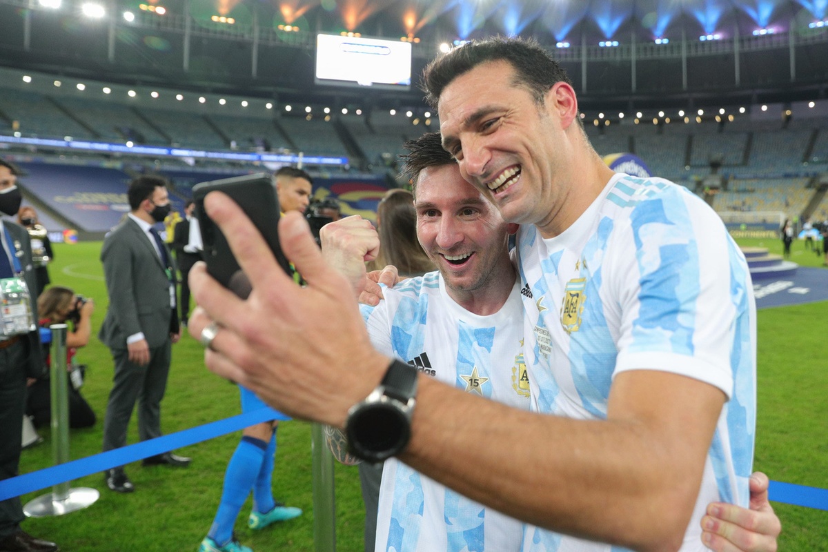 Giữa Scaloni và Messi đã mất đi sự thân mật như tại Copa America 2021