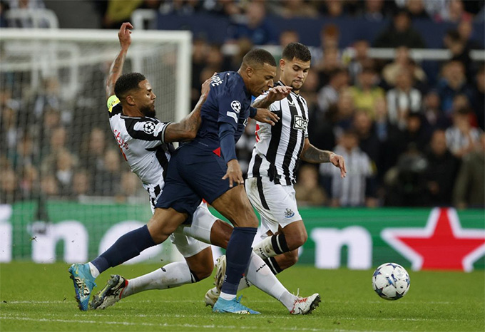 Trong ít phút ở trận gặp Newcastle lượt về vòng bảng Champions League, Mbappe đã chơi rất hay ở vị trí số 9