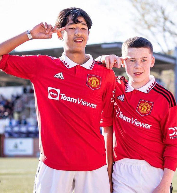 Cầu thủ gốc Việt (bên trái) ăn mừng cùng con trai của Rooney