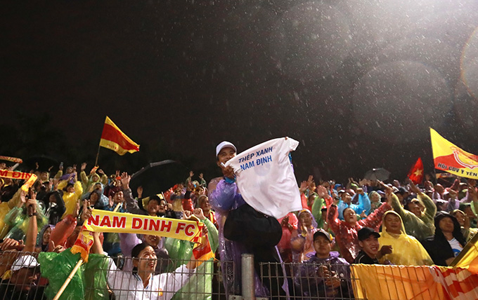 CĐV Nam Định từng bước trở lại và ủng hộ đội bóng ở V.League 2023/24 - Ảnh: Đức Cường