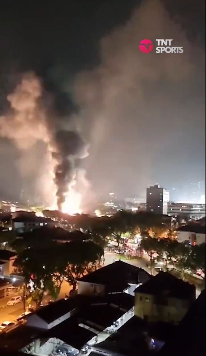 Lửa cháy ngút trời trong cơn quá khích của CĐV Santos