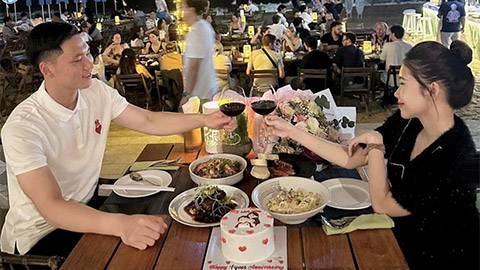 Thủ môn U23 Việt Nam hạnh phúc bên bạn gái hơn tuổi làm tiếp viên hàng không