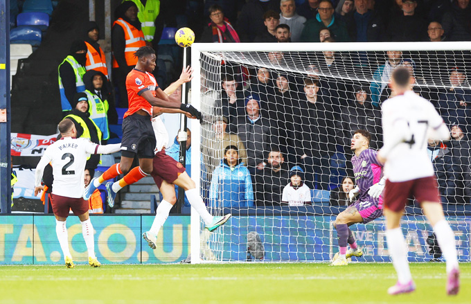Adebayo ghi bàn mở tỷ số trận Luton vs Man City ở phút 45'+3