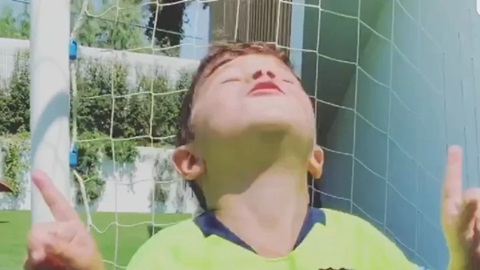 ‘Tuyệt kỹ’ của Ronaldo được con trai Messi tái hiện dễ dàng
