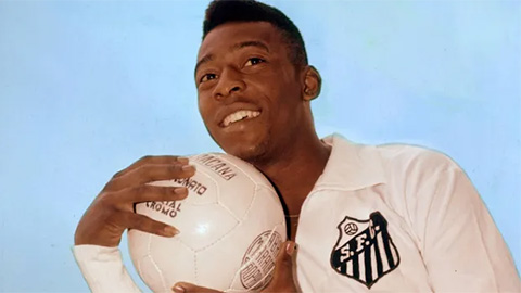 Santos treo áo đấu của Pele sau khi xuống hạng