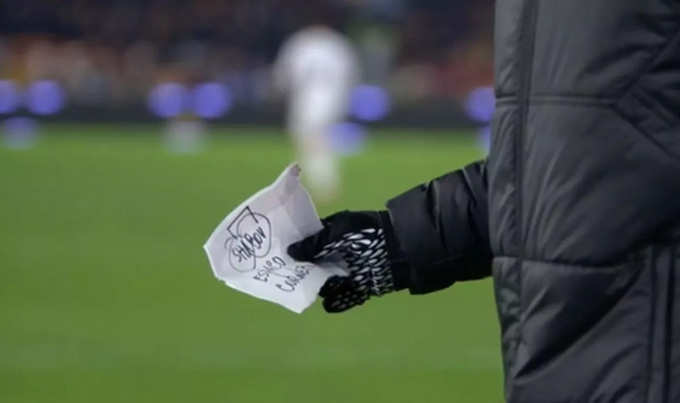 Mẩu giấy Mourinho nhờ cậu bé nhặt bóng chuyển cho Patricio
