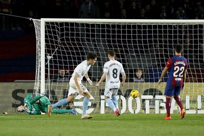 Gutierrez đã chơi một trận lên công về thủ ấn tượng trước chủ nhà Barca