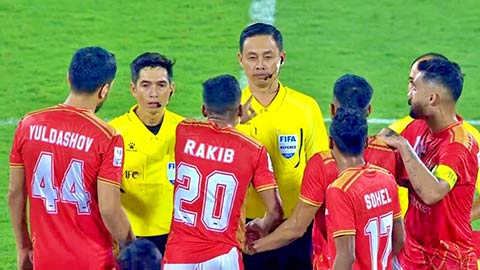 Trọng tài Việt Nam rút thẻ đỏ dũng cảm ở AFC Cup, bị cầu thủ đội thua tấn công