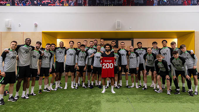 Liverpool tặng áo bóng đá cho Salah