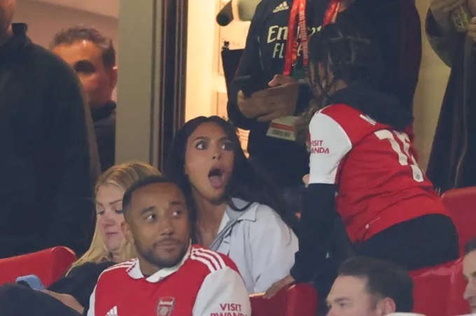 Mùa trước, Kim Kardashian dẫn con trai tới cổ vũ Arsenal và đội bóng này đã thua Sporting Lisbon
