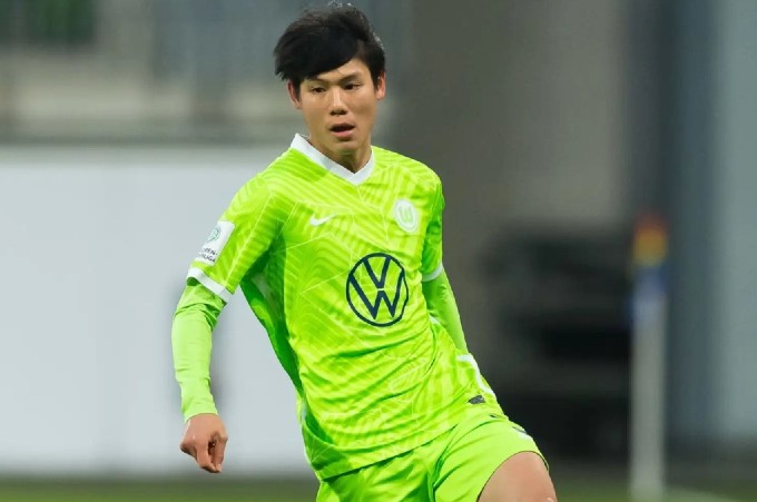 Gia Huy Phong trong màu áo đội bóng cũ U19 Wolfsburg.