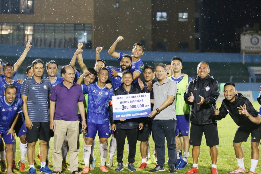 HLV Võ Đình Tân đã có 10 năm gắn bó với bóng đá Khánh Hoà và đã gặt hái được những kết quả nhất định