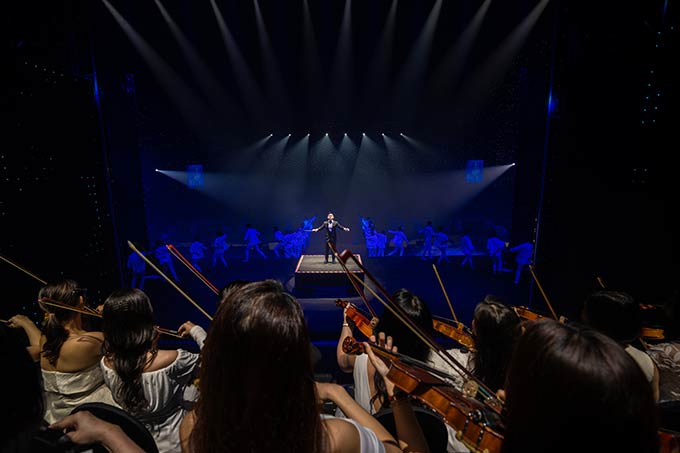 Phó Chủ tịch T&T Group Đỗ Vinh Quang vào vai nhạc trưởng trong tiết mục đặc biệt kỷ niệm 30 năm thành lập Tập đoàn. 