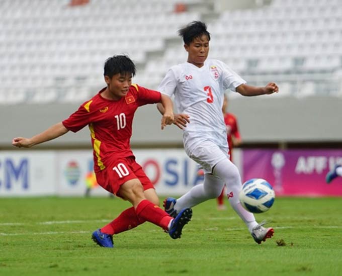 Minh Chuyên bắt đầu từ những trận bóng làng với các cầu thủ nam giới - Ảnh: Báo Thái Nguyên