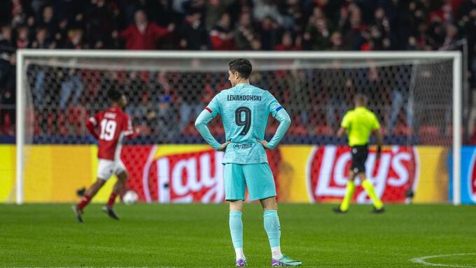 Dù bị cố nhét vào trận gặp Antwerp, Lewandowski vẫn vật vờ như "bóng ma" trên sân.