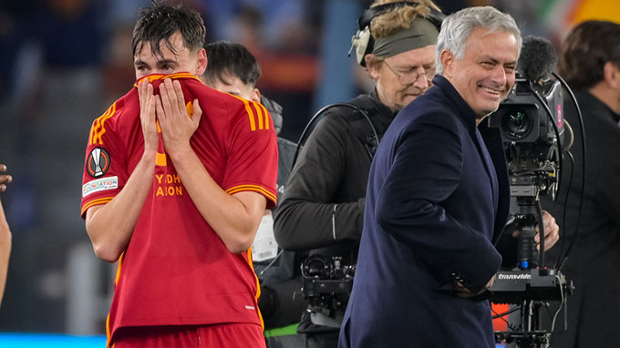 Mourinho cũng hết sức xúc động sau khi Pisilli ghi bàn