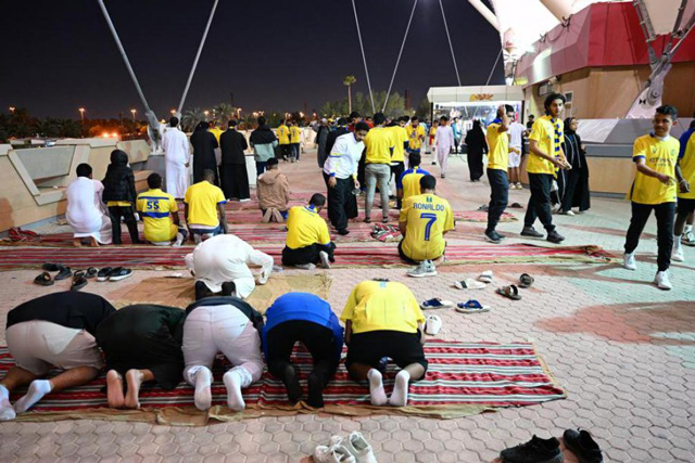Fan tranh thủ cầu nguyện trên sân