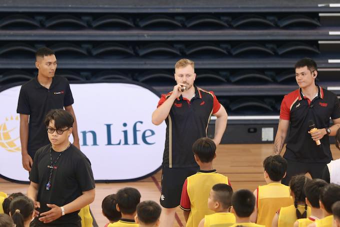Các HLV của CLB Sài Gòn Heat hướng dẫn kỹ năng chơi bóng cho các em. Ảnh: Như Huy 