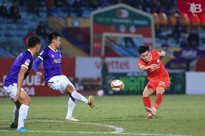Cầu thủ của Viettel cố gắng thi đấu nhưng không tạo được dấu ấn trước hàng thủ của CLB Hà Nội