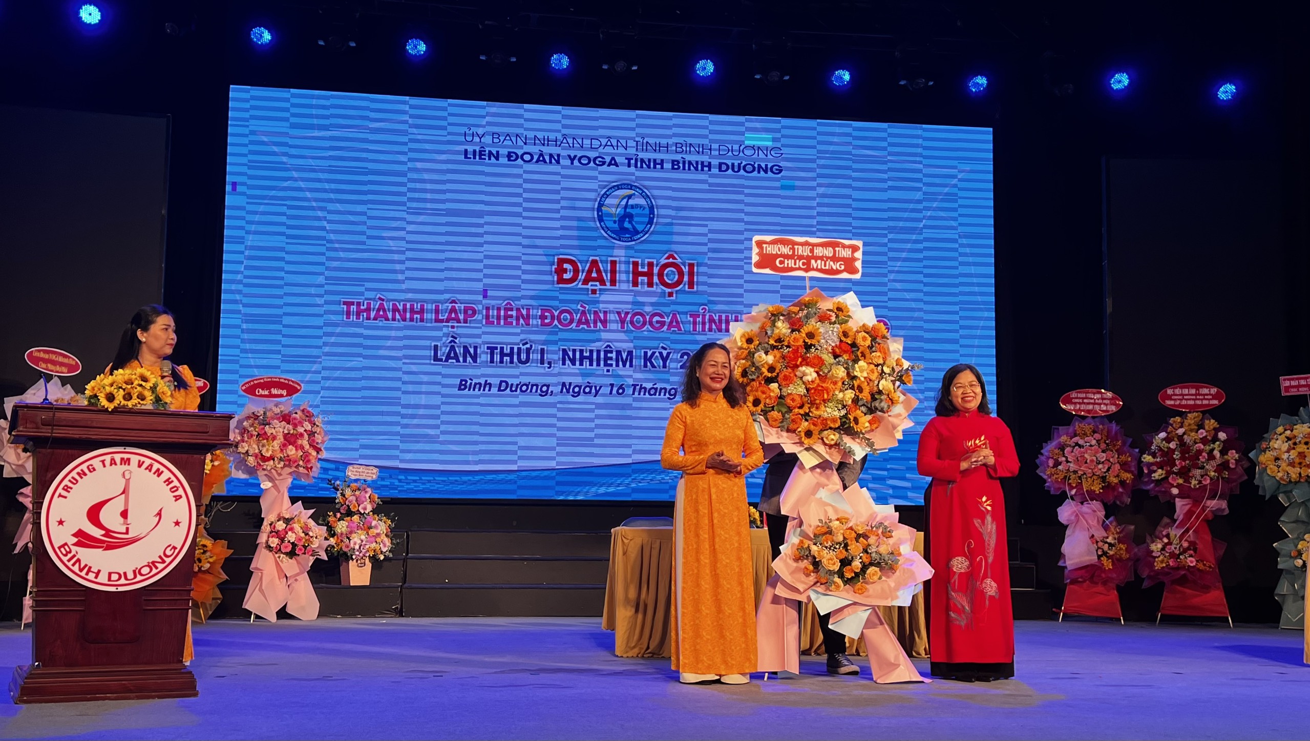 Bà Nguyễn Trường Nhật Phượng, Tỉnh ủy viên – Phó Chủ tịch HĐND tỉnh Bình Dương tặng hoa chúc mừng Đại hội