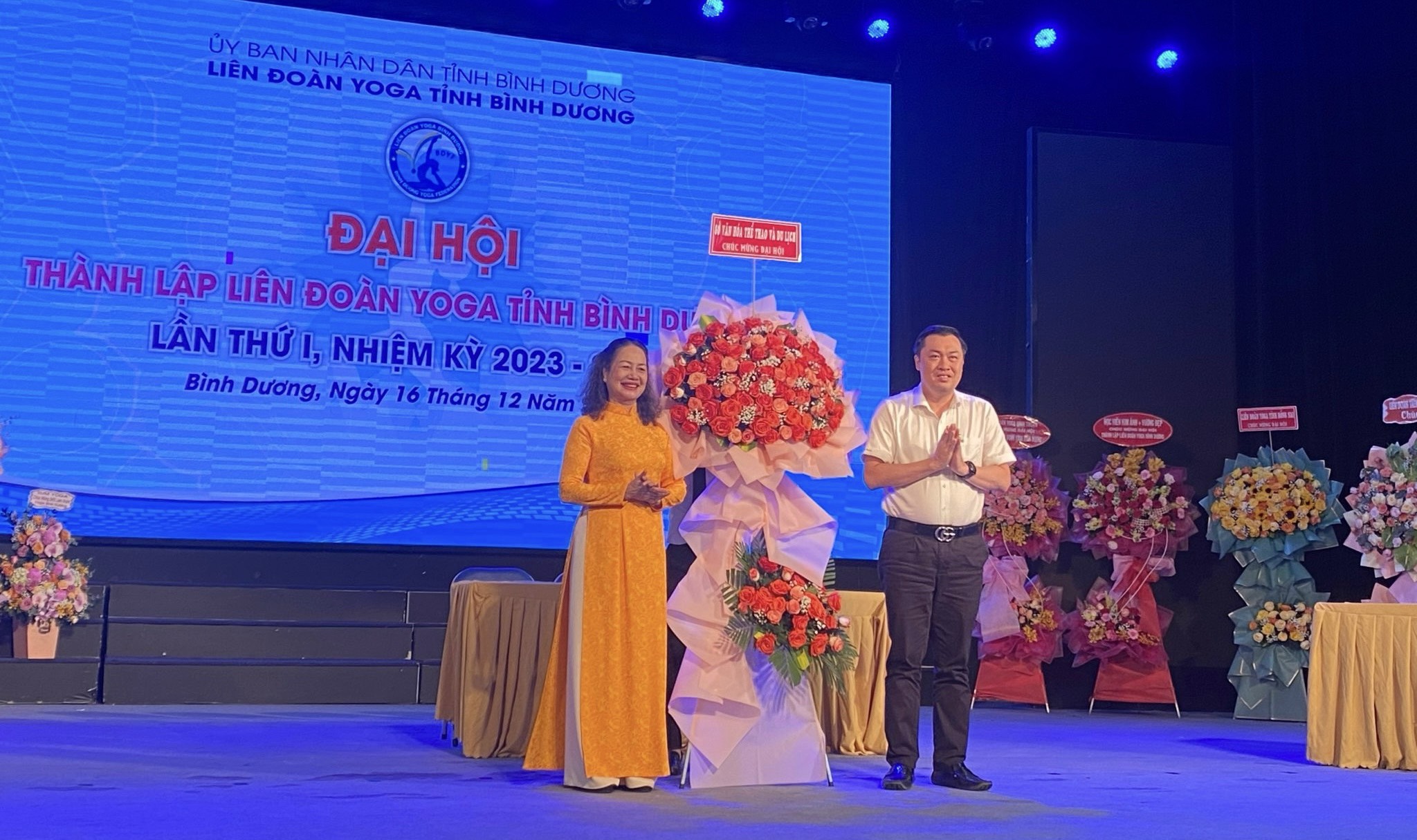 Ông Cao Văn Chóng – Phó Giám đốc Sở Văn hóa, Thể thao và Du lịch tỉnh Bình Dương tặng hoa chúc mừng Đại hội