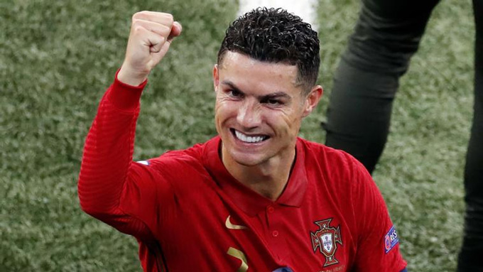 Ronaldo vượt mặt Messi trở thành "vận động viên được tìm kiếm nhiều nhất' từ trước đến nay