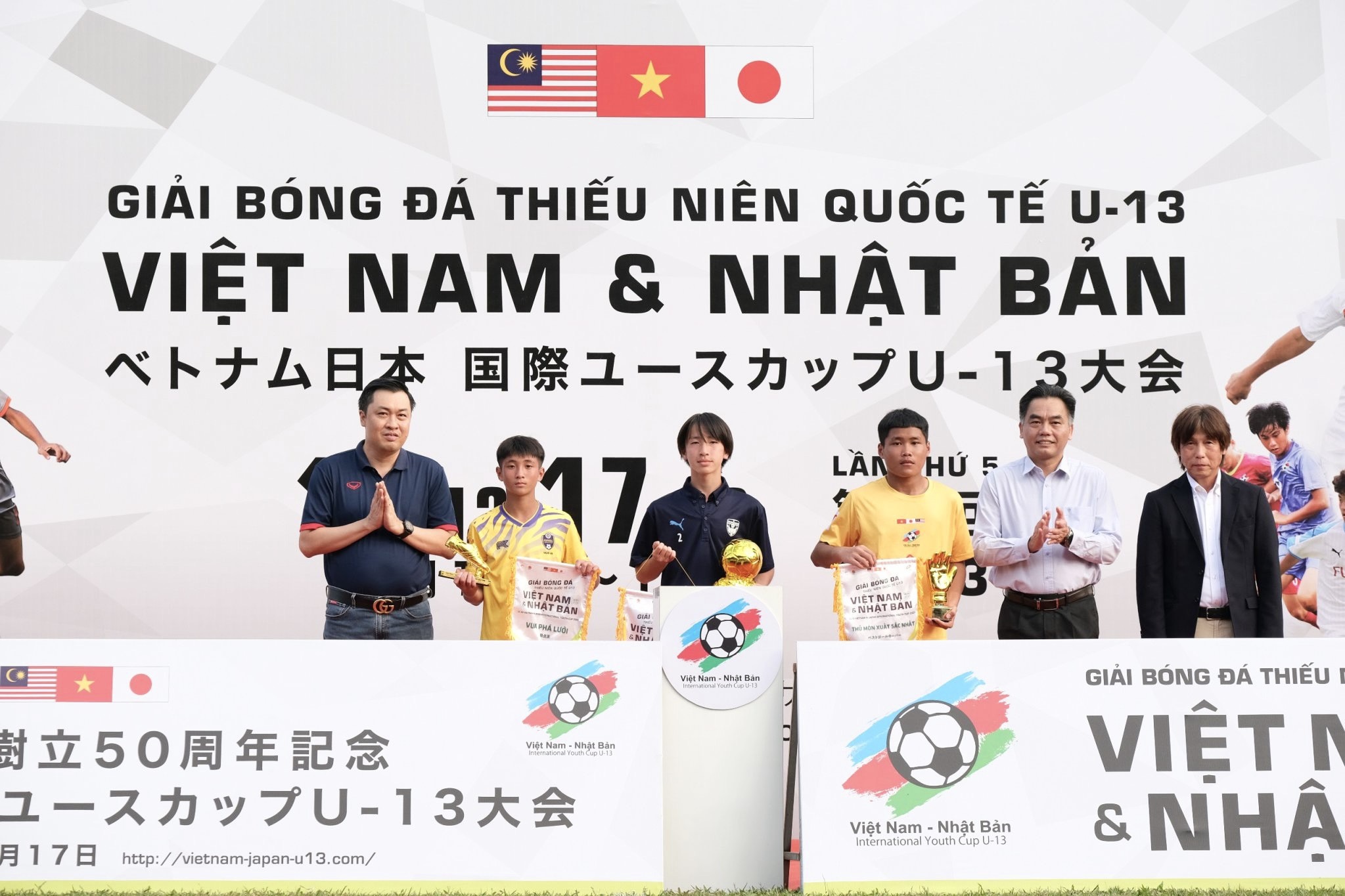 Ông Nguyễn Lộc Hà-Phó Chủ tịch UBND tỉnh và ông Cao Văn Chóng-PGĐ Sở VHTTDL tỉnh trao danh hiệu cá nhân cho các cầu thủ